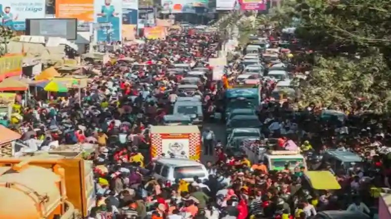 महाजाम ने किया जीना हराम…प्रयागराज में मचा जरूरी खाद्यान्न के लिए हाहाकार, पेट्रोल पंपों पर लगी लंबी कतार
