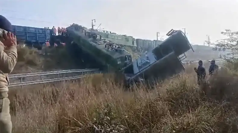 यूपी के फतेहपुर में हुआ बड़ा रेल हादसा, दो मालगाड़ियों की टक्कर से पटरी से उतरा डिब्बा, बचाव कार्य शुरू