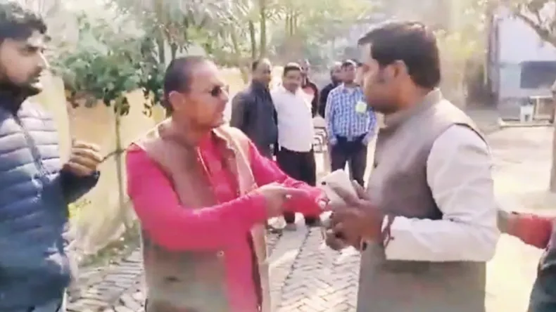 मिल्कीपुर सीट पर डाले जा रहे फर्जी वोट, सपा प्रत्याशी अजीत प्रसाद ने लगाया धांधली का आरोप
