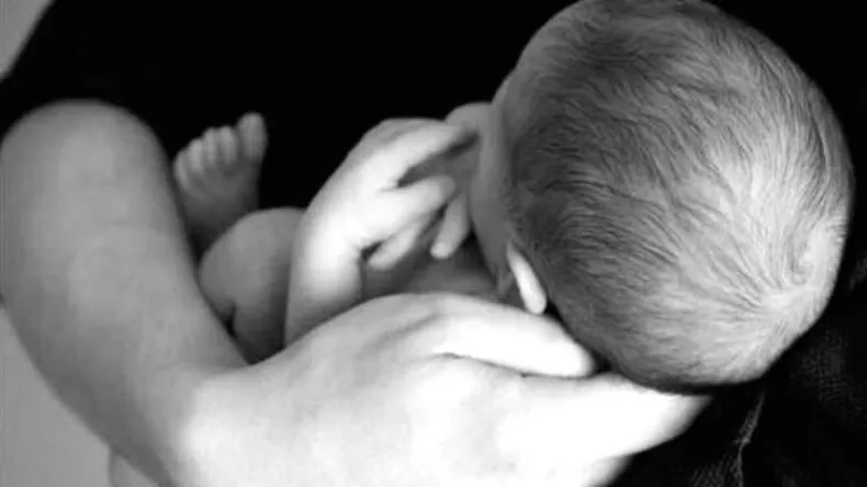 कलंकित हुई ममता! एक महीने की बच्ची को मां ने तालाब में फेंका, रोते रोते चली गई मासूम की जान, वजह जान सिर पकड़ लेंगे