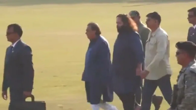 पूरे परिवार के साथ डुबकी लगाने महाकुंभ पहुंचे मुकेश अंबानी, संगम में इतनी भीड़ कमिश्नर-DIG सड़क पर उतरे