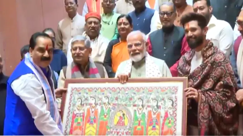 PM मोदी से मिले बिहार NDA के सांसद,  भेंट की पेंटिंग