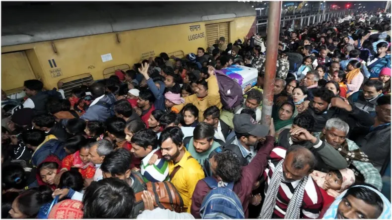 महाकुंभ जाने के लिए उमड़ा जनसैलाब: नई दिल्ली रेलवे स्टेशन पर मची भगदड़, 18 लोगों की मौत