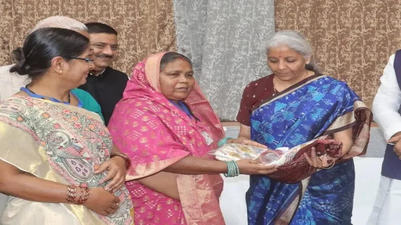 बर्तन मांजने वाली की साड़ी पहनने से लेकर बड़े-बड़े ऐलान तक, बजट से बिहार को बमबम कर गईं सीतारमण