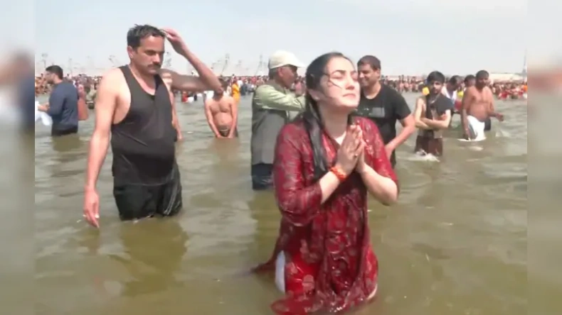 हर हर महादेव! नूपुर शर्मा ने संगम तट पर लगाई आस्था की डुबकी, हाथ जोड़ गंगा मैया से की प्रार्थना