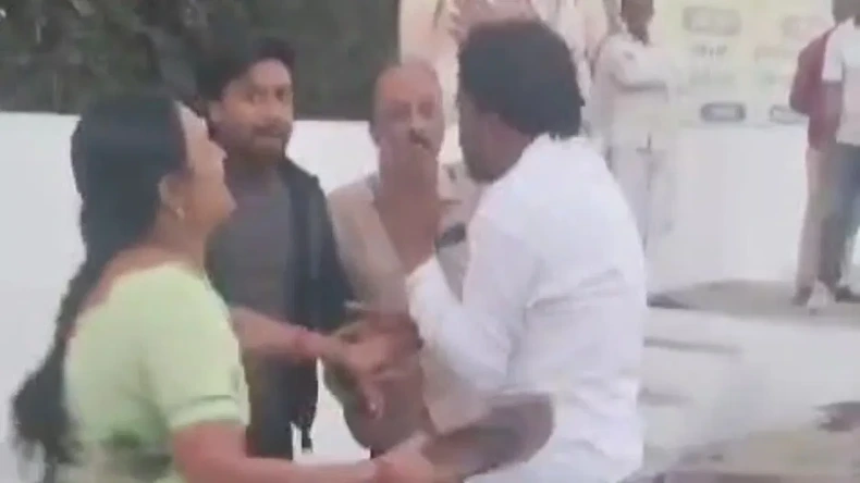 महिला से छेड़छाड़ करना नेता को पड़ा भारी, चप्पल का चखना पड़ गया स्वाद, वायरल वीडियो