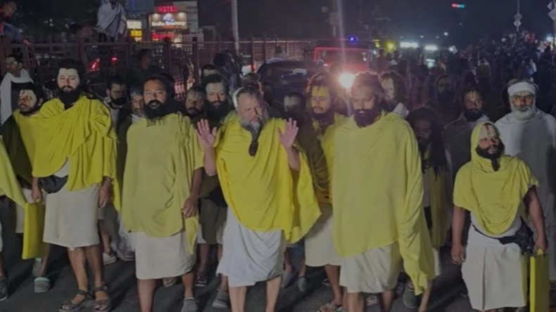 ढोल नगाड़े के साथ फिर शुरू हुई प्रेमानंद महाराज जी की पदयात्रा, विरोध करने वाले सोसाइटी के लोगों ने स्वागत में बनाई रंगोली