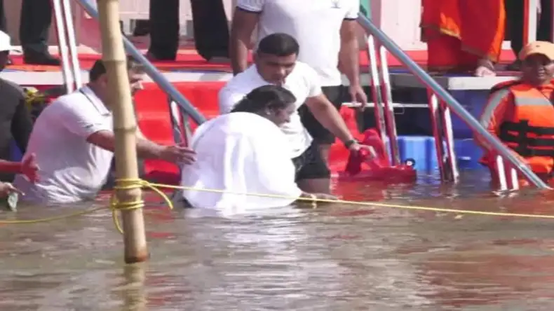 महाकुंभ में राष्ट्रपति  द्रौपदी मुर्मू ने लगाई आस्था की डुबकी, सूर्य को अर्घ्य देकर किए मां गंगा को पुष्प अर्पित
