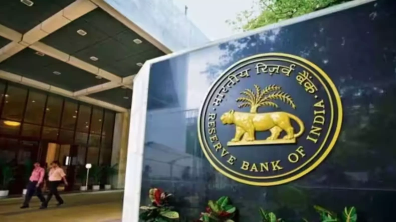 RBI ने इस बड़े बैंक पर अचानक लगा दिया ताला, भारी टेंशन में हजारों लोग, भीड़ ने बैंक को घेरा