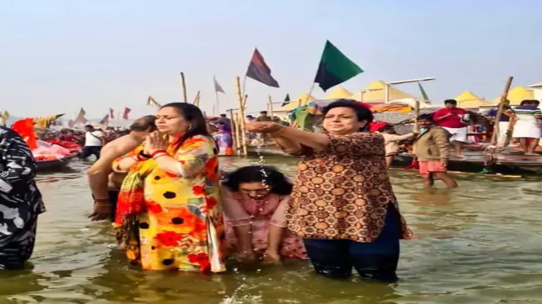 इस्लाम के ठेकेदारों को ठेंगा दिखाकर दिग्गज मुस्लिम नेता की पत्नी ने संगम में लगाई डुबकी, बिलबिला उठे मुल्ला-मौलवी