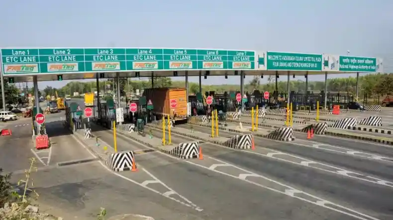 सरकार लॉन्च करेगी मंथली टोल स्मार्ट कार्ड, सभी टोल प्लाजा पर मिलेगा डिस्काउंट