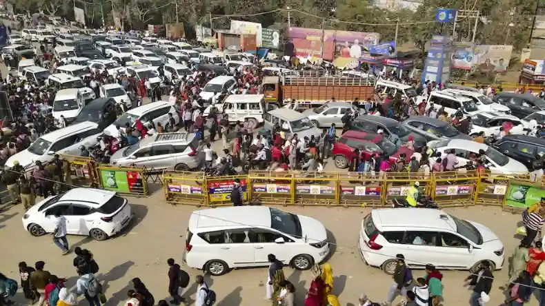 महाशिवरात्रि से पहले महाकुंभ में उमड़ा जनसैलाब, 25KM तक लगा लंबा जाम, प्रशासन त्रस्त