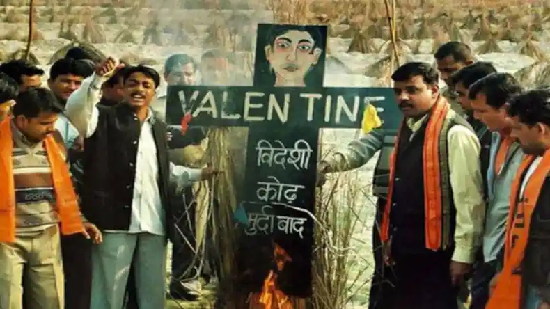 वैलेंटाइंस डे के मौके पर कई संगठनों का विरोध, प्रेमी जोड़ों के साथ मारपीट, सर्वे में पुलिस से लगी गुहार