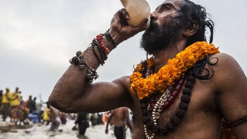आज वसंत पंचमी पर श्रद्धालु कर रहे तीसरा अमृत स्नान, हेलीकॉप्टर से हुई पुष्प वर्षा