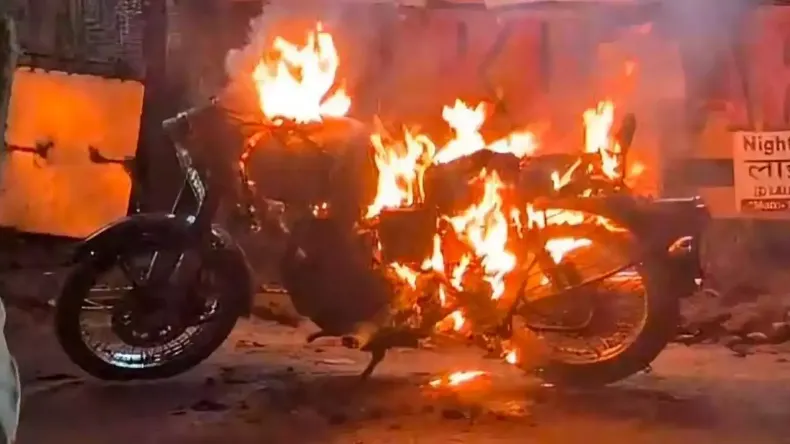 वैलेंटाइन डे पर प्रेमी जोड़े के बीच हुई लड़ाई, गुस्साए युवक किया कुछ ऐसा, इलाके में मची अफरा-तफरी