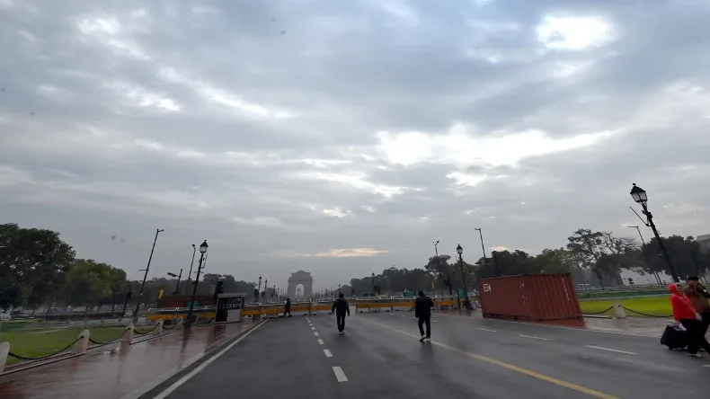 Weather Update: महाशिवरात्रि पर बदला दिल्ली NCR का मौसम, बारिश का अलर्ट जारी