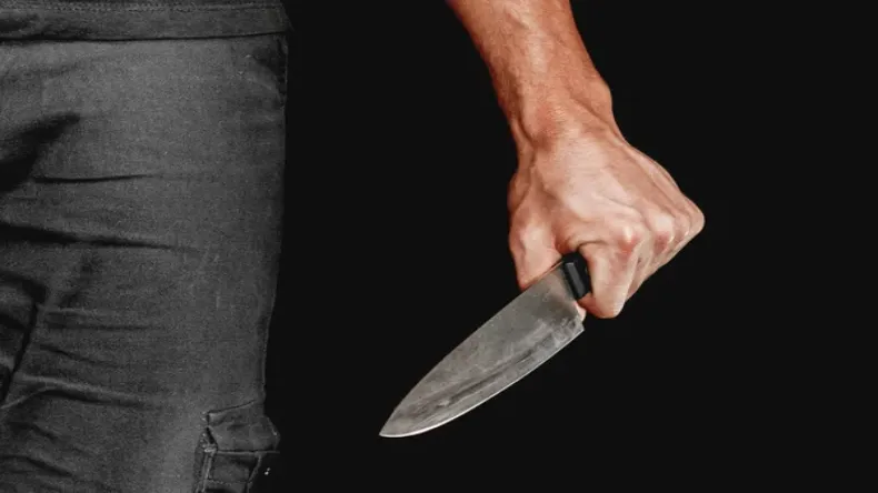 ‘छुट्टी दो वरना मार दूंगा’, खून से सना चाकू लेकर सड़क पर लहरा रहा था कर्मचारी, फिर जो हुआ…
