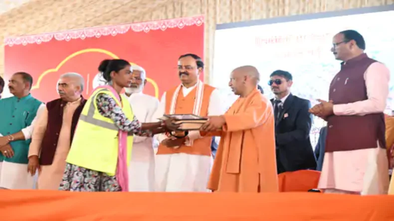 आपने तो दिन-रात एक कर दिया..,महाकुंभ में सफाईकर्मियों की मेहनत से खुश योगी ने बढ़ा दी सैलरी, अप्रैल से मिलेगा इतना वेतन