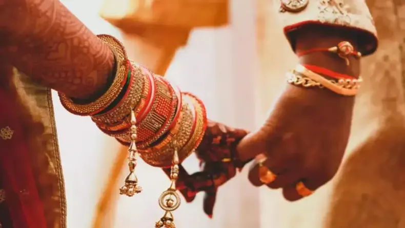 चोली के पीछे क्या है… फिर ससुर ने जो किया पढ़कर उड़ जाएंगे आपके होश