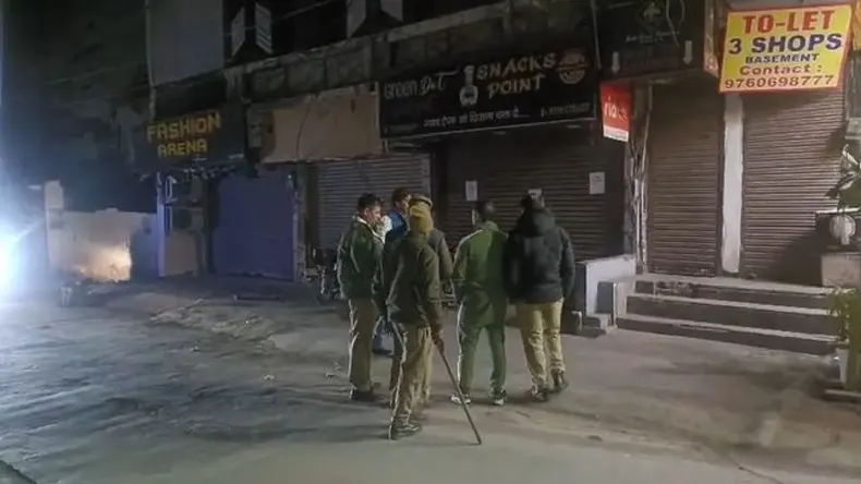 कैफे में पिस्टल लोड कर चला दी गोली, संचालक की तड़प-तड़प कर हुई मौत, खून से रंगी जमीन देखकर मची चीख-पुकार