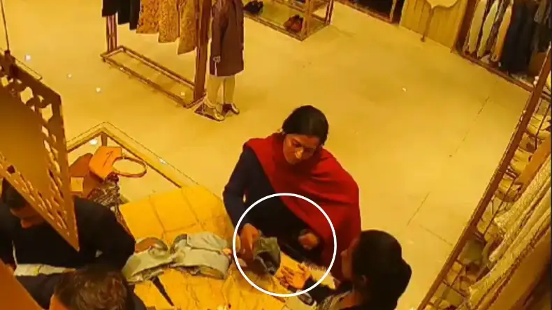 कस्टमर बनकर शोरूम में घुसी महिला, शॉल के नीचे से कर डाला कांड, सीसीटीवी कैमरे की फुटेज देख पुलिस भी हैरान