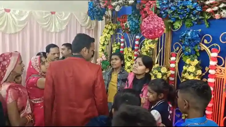 दूल्हे को लेकर मचा बवाल, पति की दूसरी शादी में पहुंची पहली पत्नी, फिर जो हुआ?