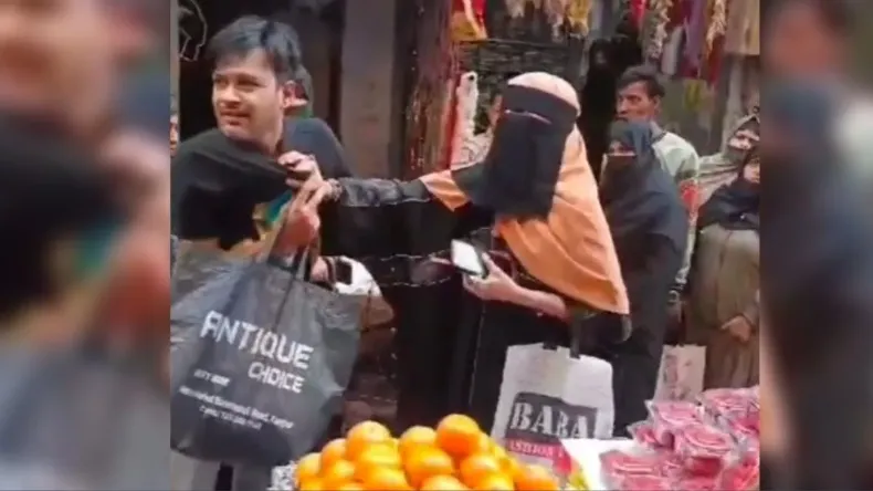 बाजार में बुर्के वाली महिला पर छींटाकशी कर रहा था अदनान , मिली ऐसी सजा कि माफी की भीख मांगने लगा!