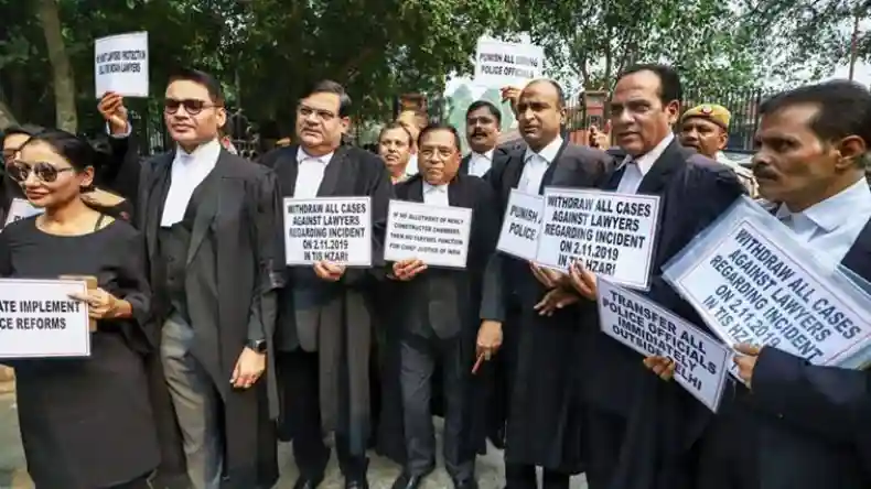 वकीलों का फूटा गुस्सा, देश में हड़ताल जारी