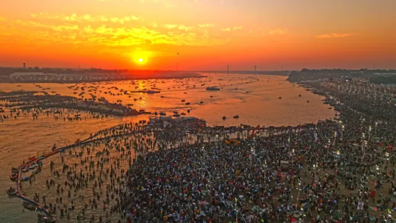 खत्म हो गया महाकुंभ उजड़ गया टेंट फिर भी नहीं रुक रहे हिंदू, सुबह-सुबह संगम में डुबकी लगाने टूट पड़ी सनातनी महिलाएं