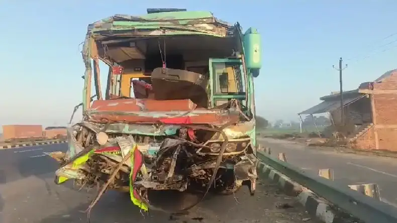 दिल्ली से महाकुंभ जा रही बस और ट्रक की भिड़ंत से बड़ा हादसा, 40 यात्री घायल, सामने आई ड्राइवर की लापरवाही