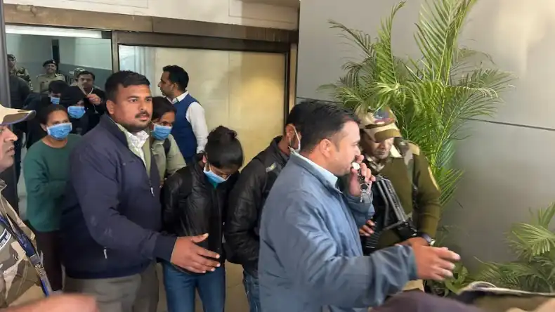 US से डिपोर्ट किए गए 33 भारतीय नागरिक पहुंचे अहमदाबाद, महिला समेत कई नाबालिग भी शामिल