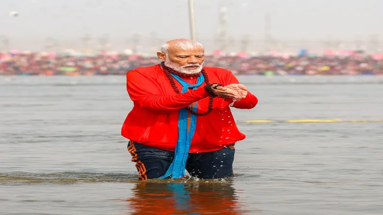 Photo: वैदिक मंत्रोच्चारण, भगवा जैकेट और रुद्राक्ष पहने PM मोदी ने लगाई संगम में डुबकी