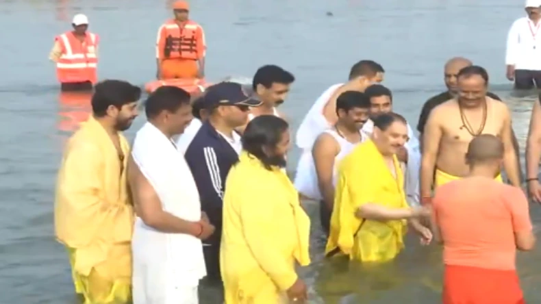 योगी के साथ संगम में डुबकी लगाने पहुंचे नड्डा, सनातनी सीएम ने बीजेपी अध्यक्ष के साथ खूब किए मजे