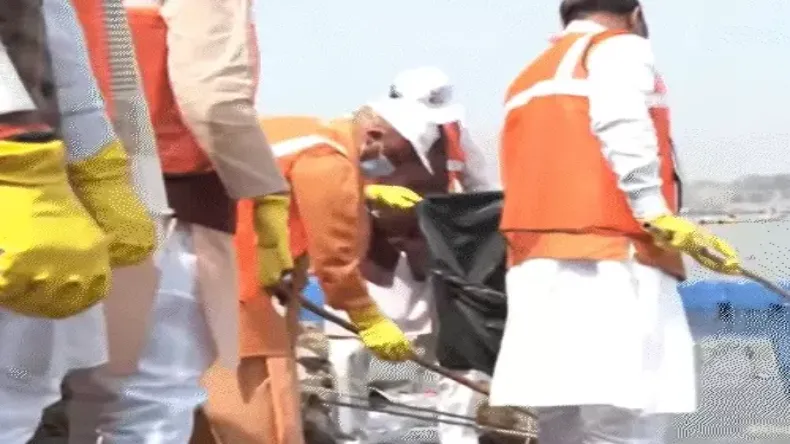 महाकुंभ ख़त्म होते ही प्रयागराज पहुंचे योगी, हाथों में उठाई झाड़ू करने लगे सफाई, Video देखकर खुश हुए लोग