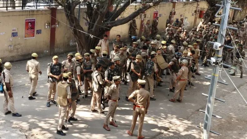 भाई ने किया प्रेम तो पुलिस वालों ने बहन के प्राइवेट पार्ट को छेड़ा, खेत से लेकर थाने तक खूब किया टॉर्चर, बेहोश हुई तो पानी पिलाकर मारा