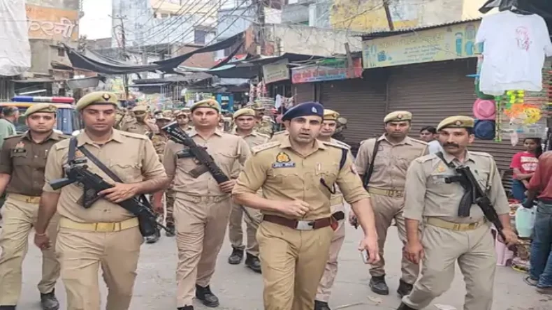 मुस्लिमों की बस्ती में लट्ठ लेकर उतर गए संभल CO अनुज चौधरी, सड़कों पर आए हिंदू, रंगों में रंग गया पूरा इलाका
