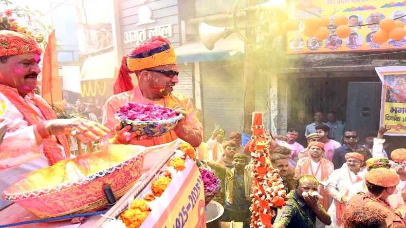 काला चश्मा पहनकर होली खेलने निकले योगी, बुलडोजर बाबा का ऐसा रूप देखकर आज मोदी भी नहीं पहचान पाए