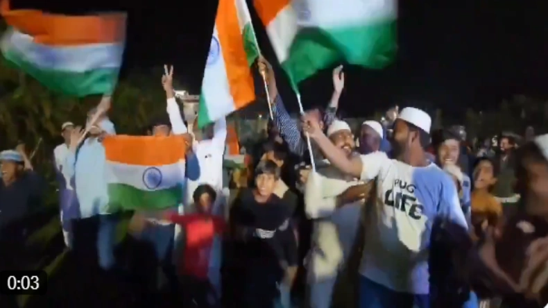अल्लाह जीत गए हम! हाथ में तिरंगा लेकर रोड पर भागे मुसलमान, अमरोहा में मुस्लिमों ने India के जीतते ही समा बांध दिया