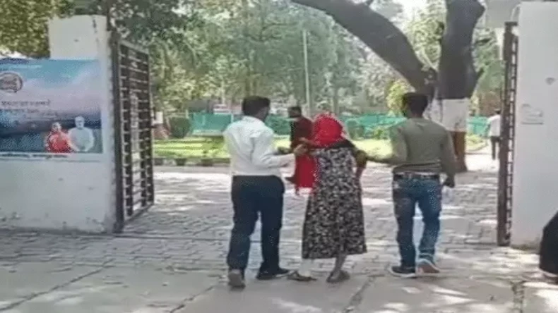 संबंध बनाते समय राक्षस बन गया अयोध्या का सिपाही, बिस्तर पर पड़ी लड़की को सांपों से कटवाया फिर चुभोता रहा सुई, ICU में चली गई युवती