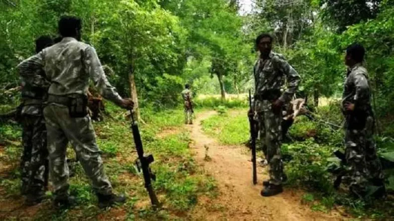 700 जवानों ने घेर लिया दंतेवाड़ा-बीजापुर बॉर्डर, 22 नक्सलियों को ठोक डाला, एक जवान शहीद, दोनों तरफ से धड़ाधड़ फायरिंग जारी