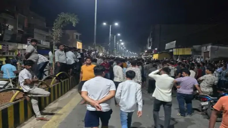 रफ़ीक ने 15 साल की हिंदू लड़की को पकड़ा, अश्लील वीडियो दिखाकर…, भड़के लोगों ने घेरी मस्जिद
