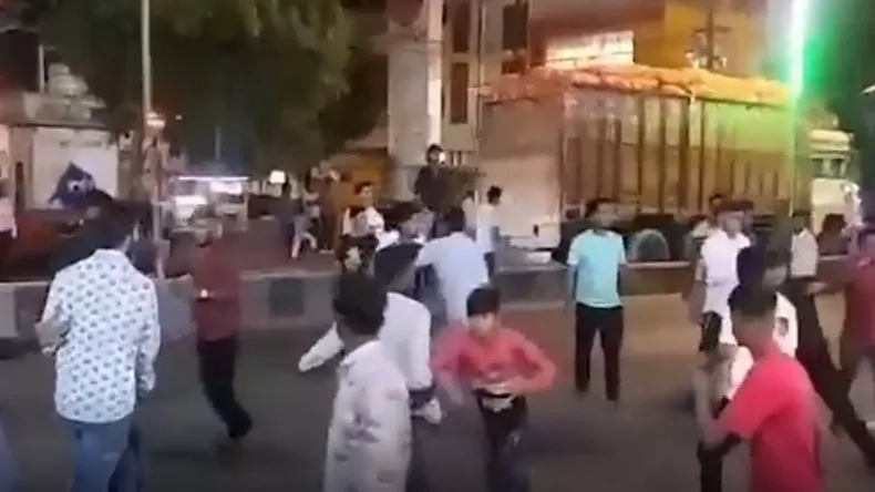 संभल में एक बार फिर भड़की हिंसा, दोनों पक्षों ने चलाए लाठी-डंडे, सामने आया वीडियो