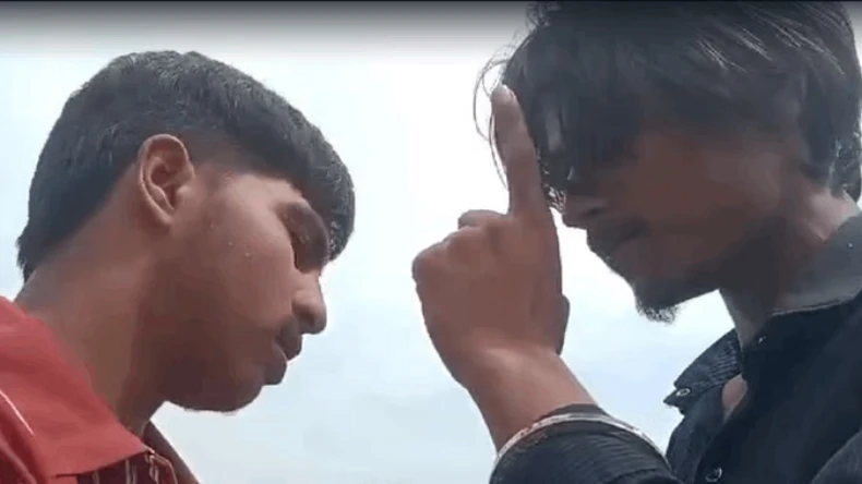 UP: पहले हुई गाली-गलौच, फिर दिखाया तमंचा और रगड़वाई नाक, वायरल वीडियो