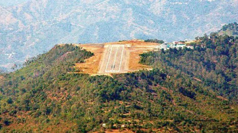 हिमाचल में टला बड़ा हादसा! इमरजेंसी ब्रेक लगाकर रोकना पड़ा यात्रियों से भरा विमान, आधे रनवे पर हुई लैंडिंग, सवार थे डिप्टी CM- DGP