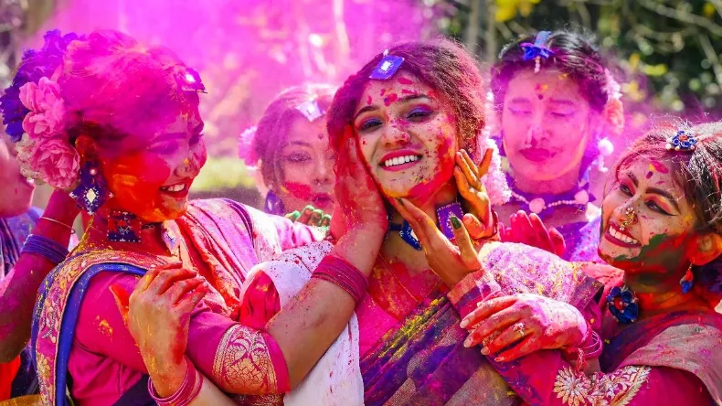 Happy Holi 2025: होली के रंग में रंगा पूरा भारत, मोदी बोले सब एक रहो सिर्फ यहीं कामना