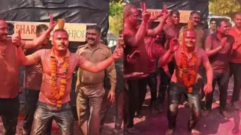 देखो लो ख़ाकी का रंग! बलम पिचकारी पर संभल SP के ठुमके, DM को कंधे पर उठाया, CO अनुज चौधरी का अलग भौकाल