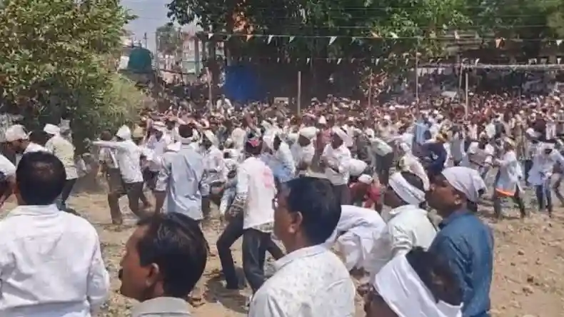 रंगों की बजाय बरसाए गए पत्थर, महाराष्ट्र के इस शहर में दिखी होली की अनोखी  परंपरा