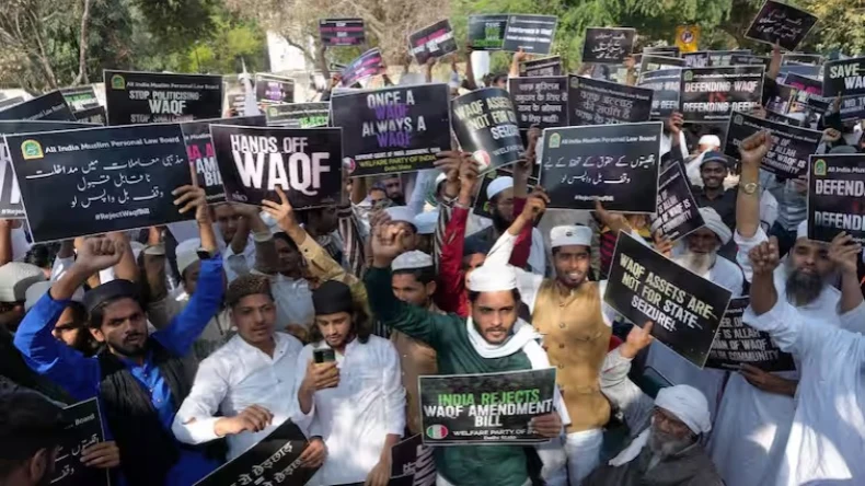 आग से खेल रहे हो अल्लाह मार देगा! दिल्ली की सड़कों पर भारत के मुसलमान, वक्फ पर अब आर-पार की लड़ाई