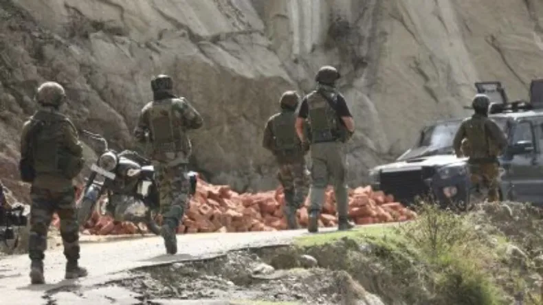 कश्मीर में बड़ा एनकाउंटर: 3 आतंकी ढेर, 3 जवान शहीद, DSP घायल, ऑपरेशन जारी