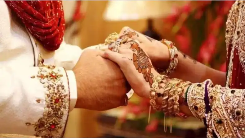 ऑनलाइन लूडो खेलते-खेलते महिला युवक को दे बैठी दिल, रचाई शादी, फिर हुआ कुछ ऐसा…